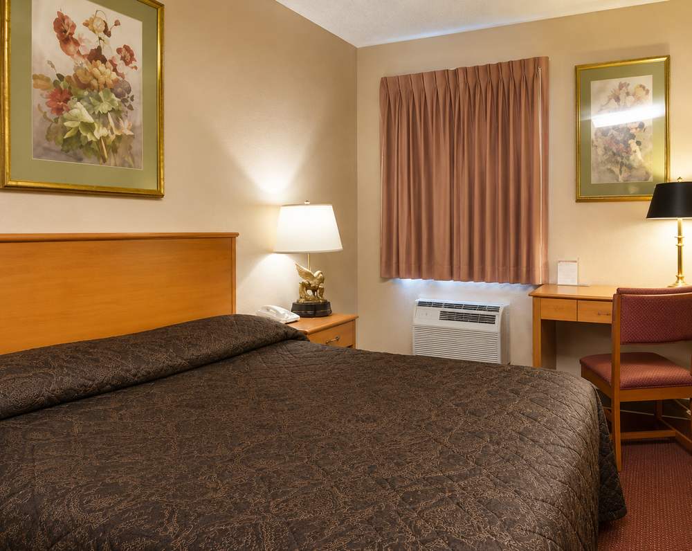 Standard Queen guest room, smoking