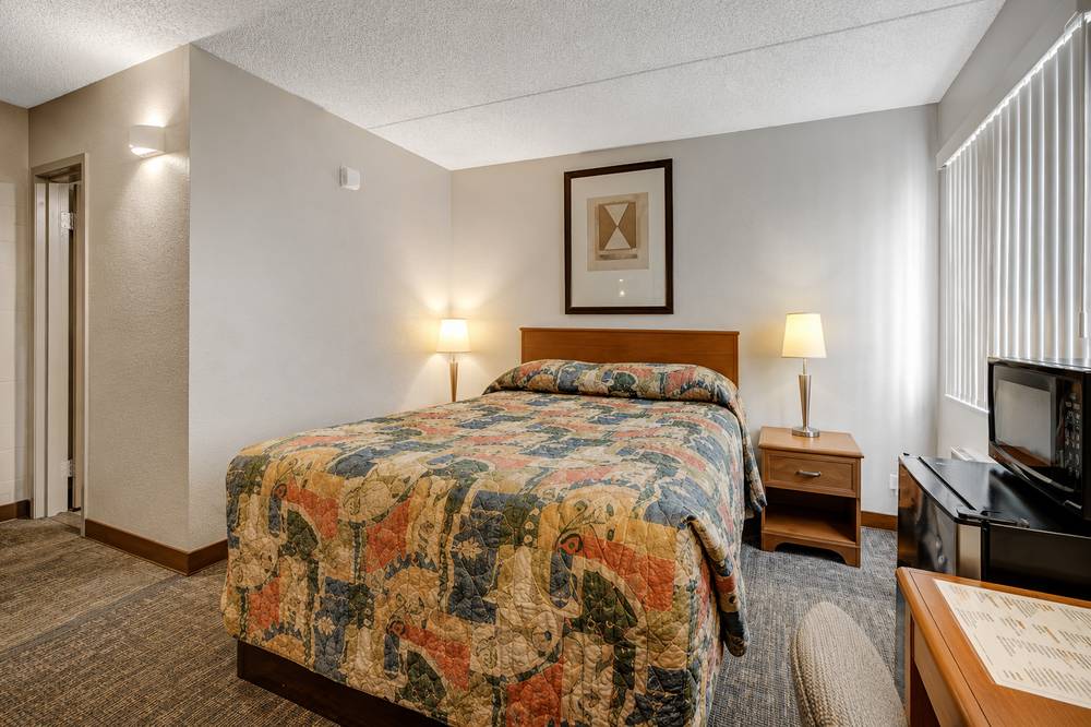 Standard Queen guest room, non-smoking
